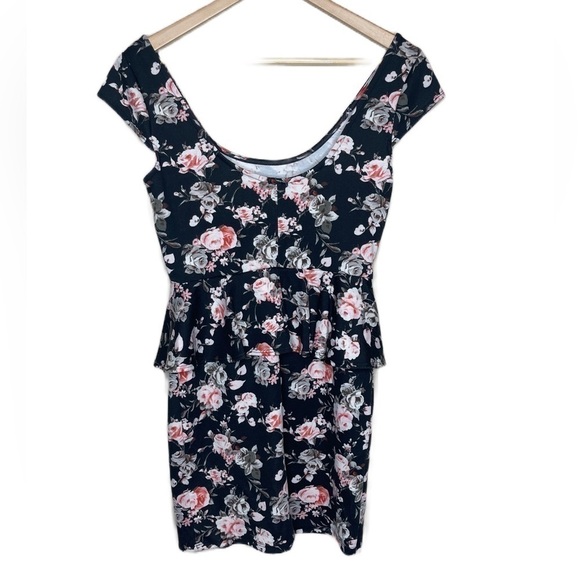 SPEECHLESS black floral peplum dress with cap sleeves - Picture 2 of 7